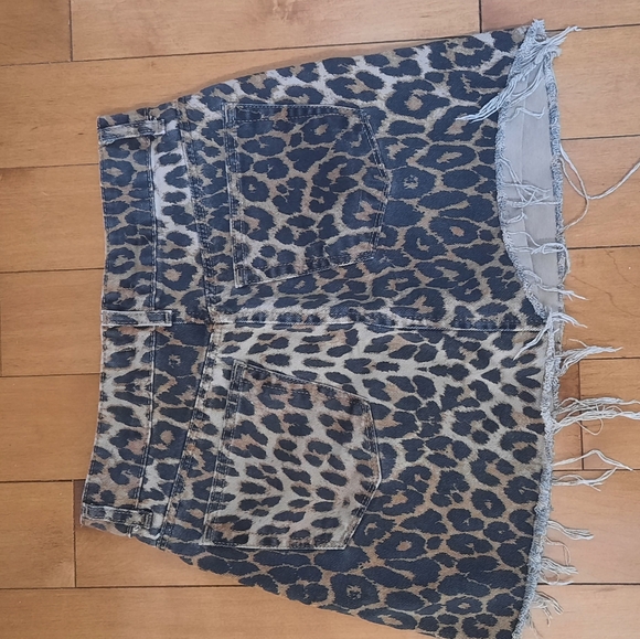 Cheetah print mini skirt - Picture 2 of 2